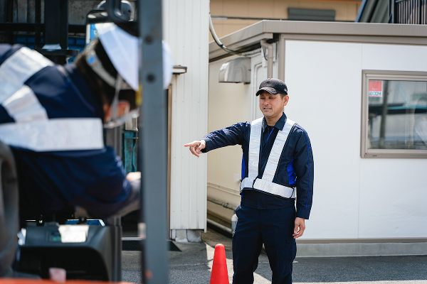 フォークリフトの操作練習の写真